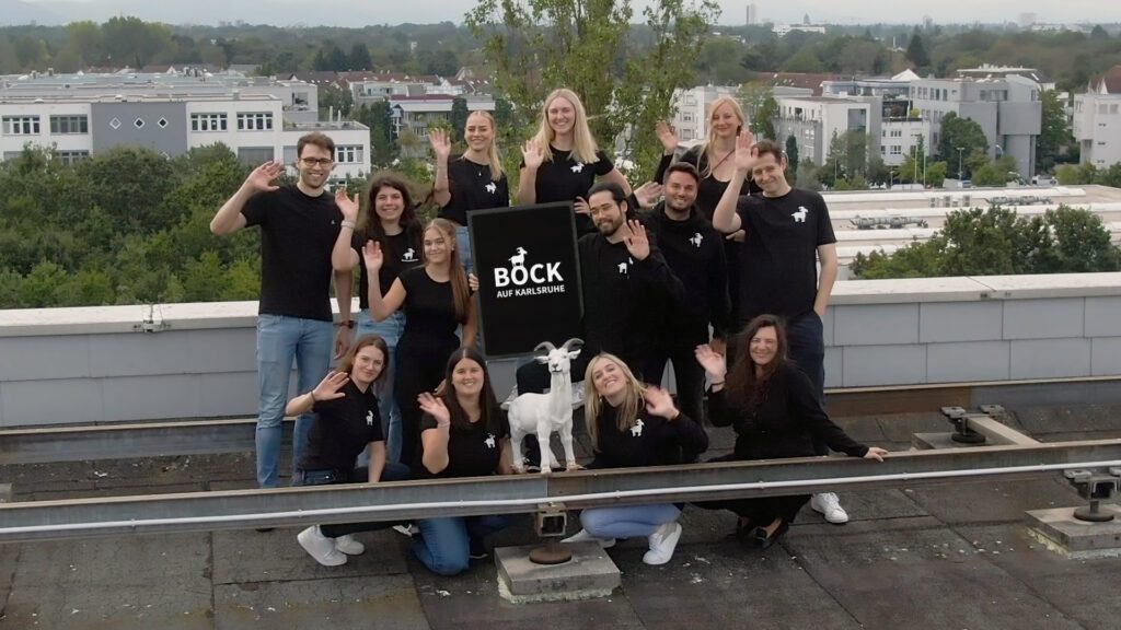 Das Team des Instagram-Kanals bockaufkarlsruhe auf dem Dach der BNN